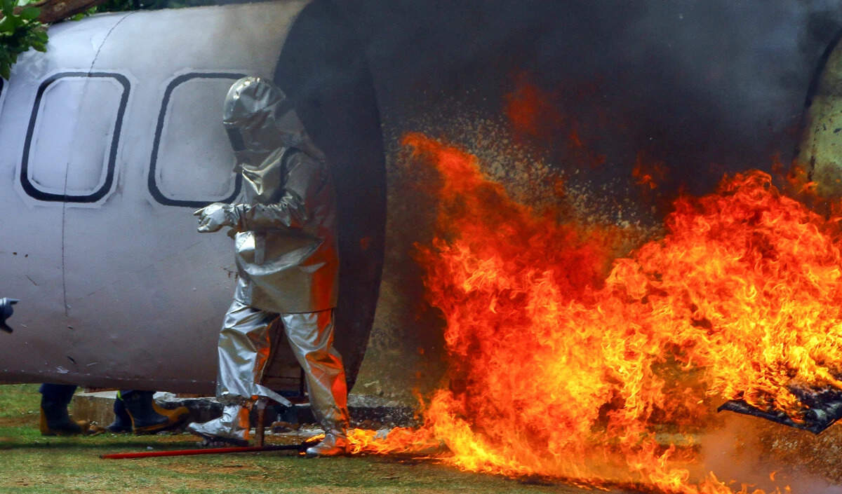 बोलिविया में एयरफोर्स विमान दुर्घटना: 15 की मौत, 30 घायल