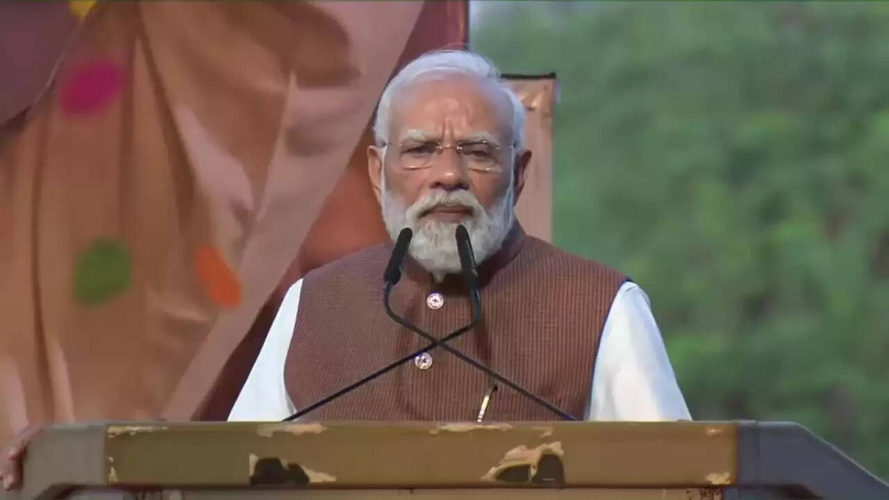 शशि थरूर ने पीएम मोदी की सराहना की, कांग्रेस पर साधा निशाना