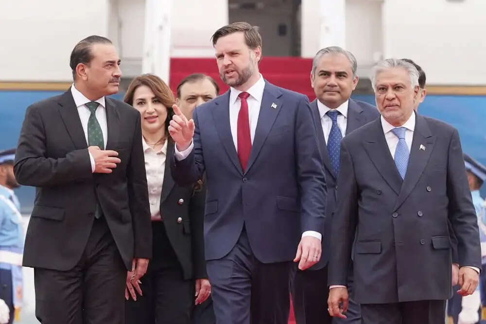 ईरानी डेलिगेशन की पाकिस्तान यात्रा: बच्चों की याद में भावुक तस्वीरें