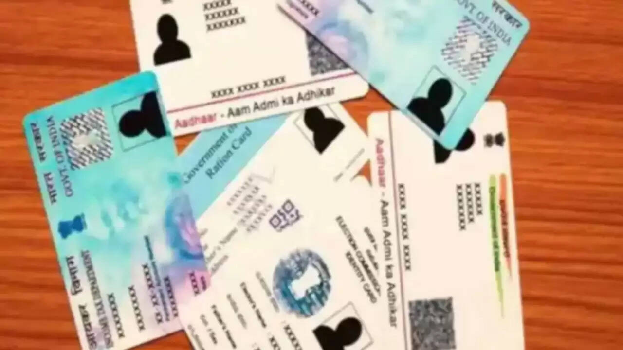 बिहार चुनाव 2025: तेजस्वी यादव पर दो वोटर कार्ड रखने का आरोप
