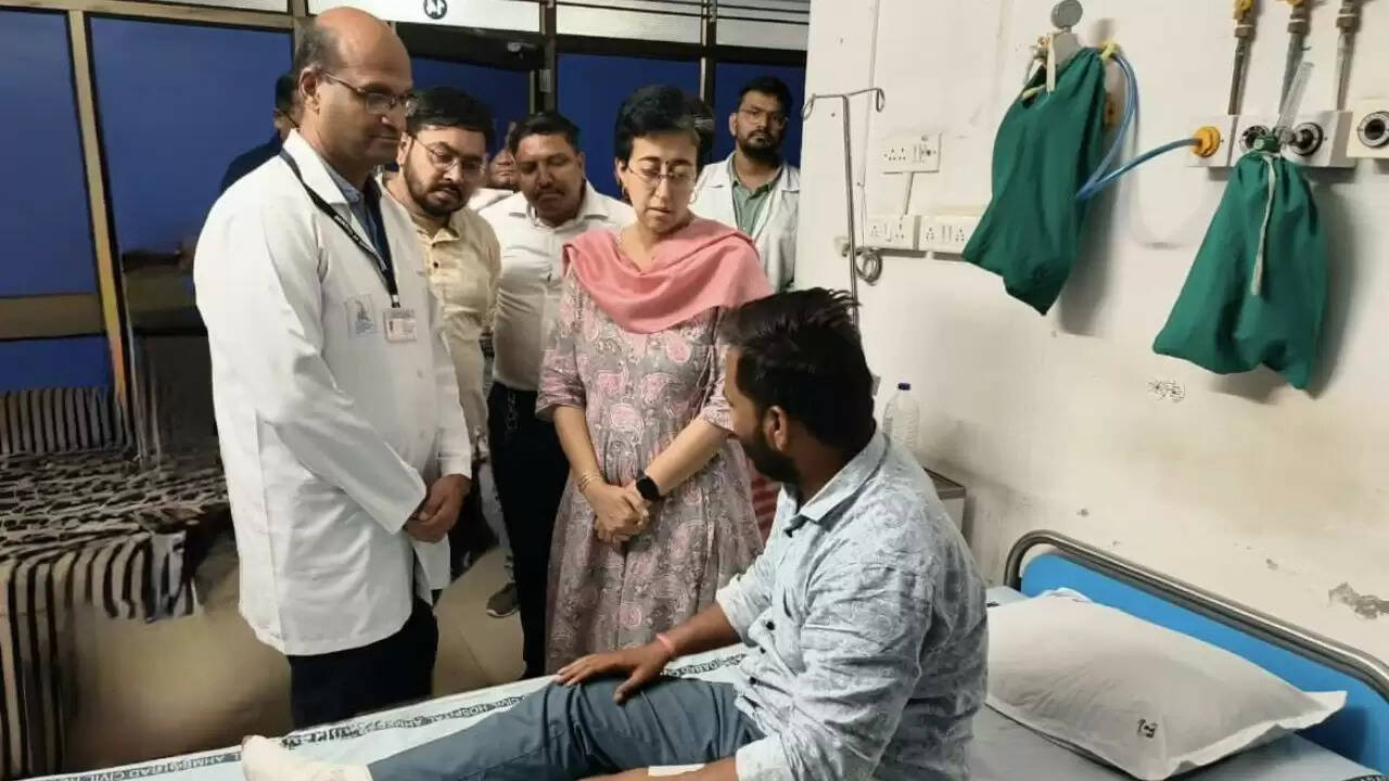 आतिशी का अहमदाबाद दौरा: एयर इंडिया हादसे में पीड़ितों के प्रति संवेदना