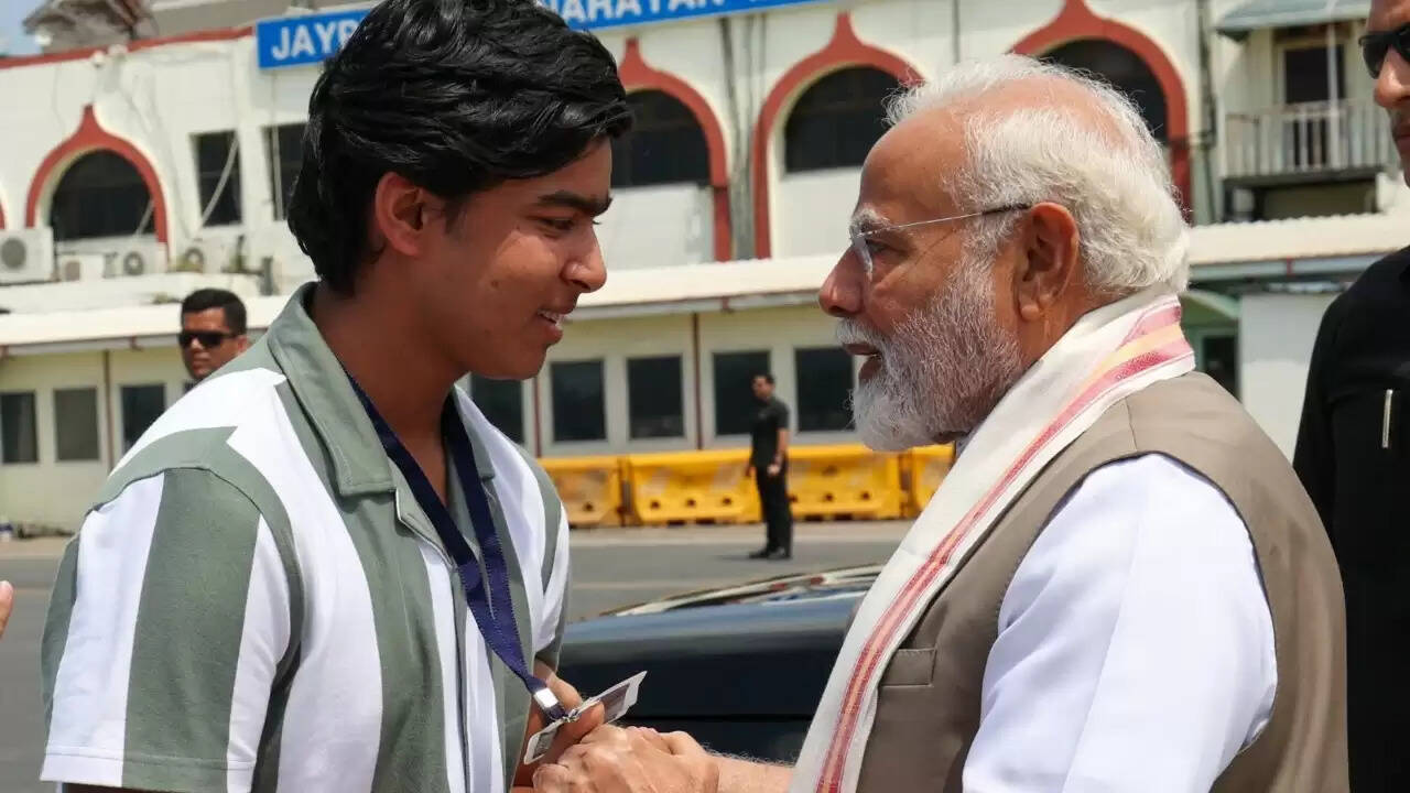 प्रधानमंत्री मोदी ने बिहार के युवा क्रिकेटर वैभव सूर्यवंशी से की मुलाकात