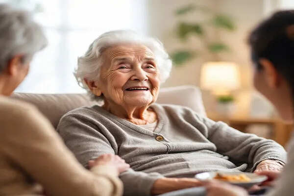 बुढ़ापा: एक स्वाभाविक चरण, देखभाल से बनाएं खुशहाल जीवन