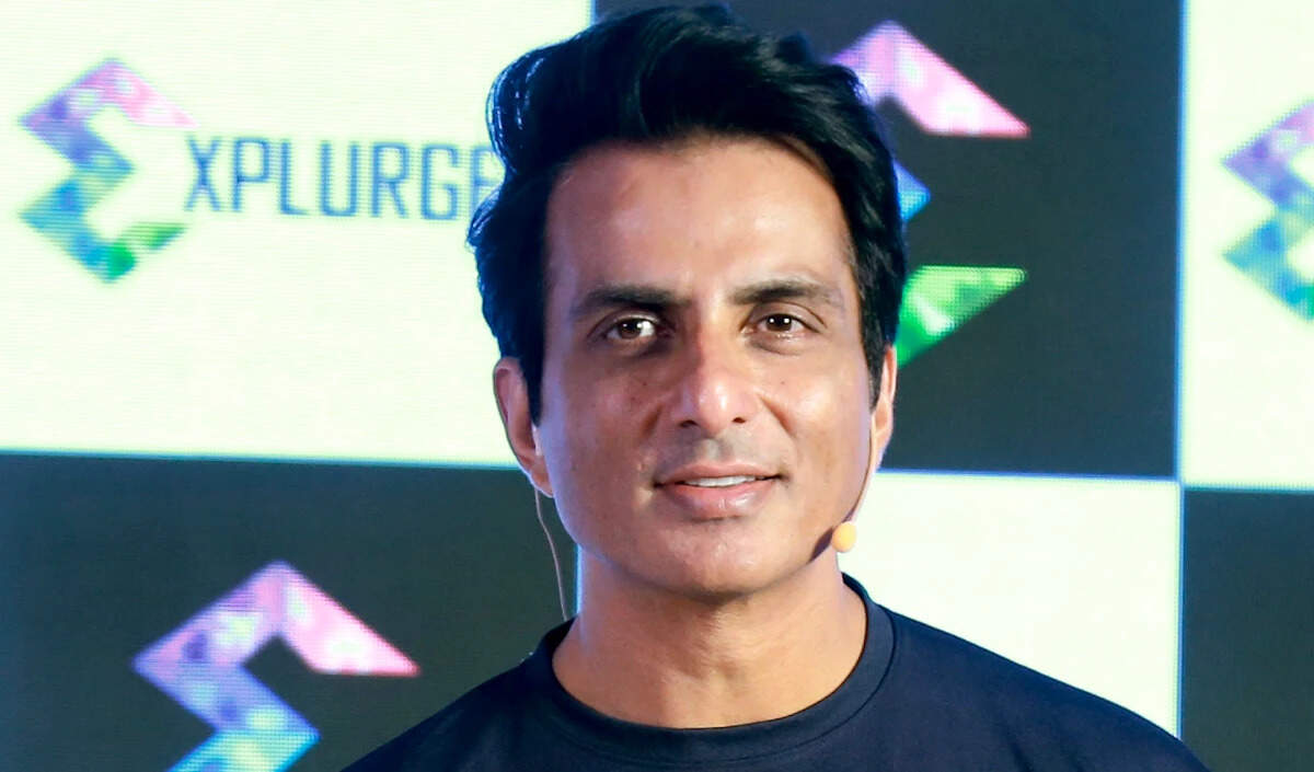 सोनू सूद ने आवारा कुत्तों के अधिकारों के लिए उठाई आवाज़