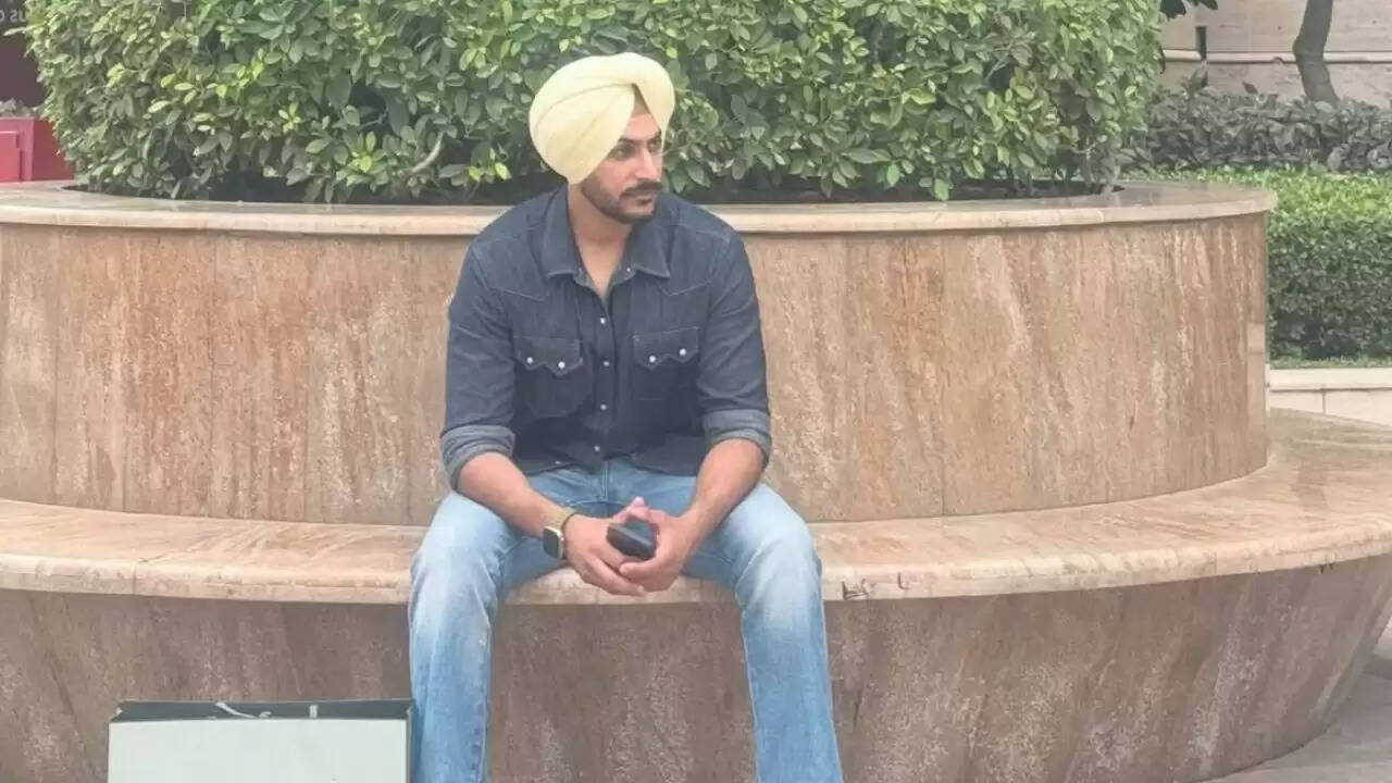 पंजाबी गायक राजवीर जवंदा सड़क हादसे में घायल: संगीत जगत में चिंता का माहौल