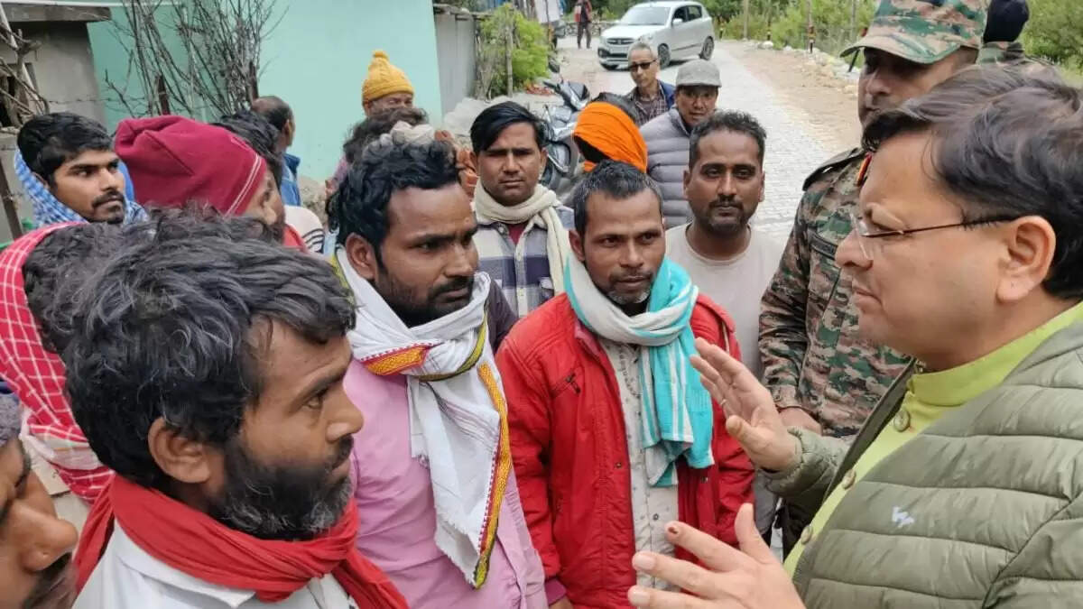 उत्तरकाशी में राहत कार्यों का जायजा लेते सीएम पुष्कर सिंह धामी