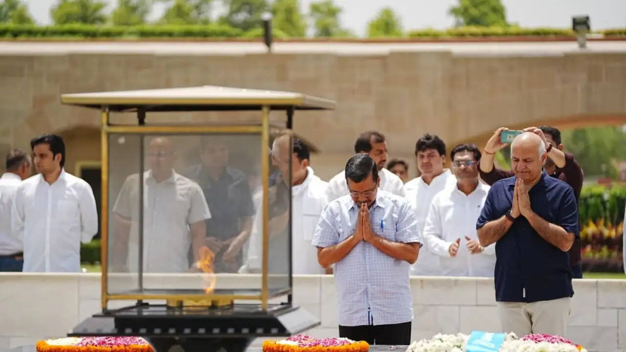 अरविंद केजरीवाल और मनीष सिसोदिया ने राजघाट पर महात्मा गांधी को किया नमन, सत्याग्रह का लिया संकल्प