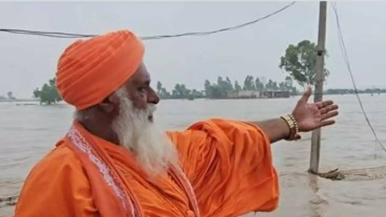बाढ़ से प्रभावित बाउपुर मंड क्षेत्र में संत सीचेवाल का अद्वितीय राहत कार्य