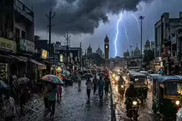 उत्तर प्रदेश में तूफान और बारिश से तबाही, 24 लोगों की जान गई