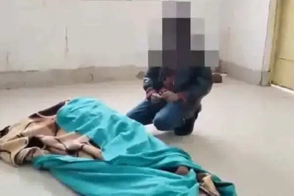 8 साल का बच्चा मां के शव के साथ अस्पताल पहुंचा, भावुक कर देने वाली घटना