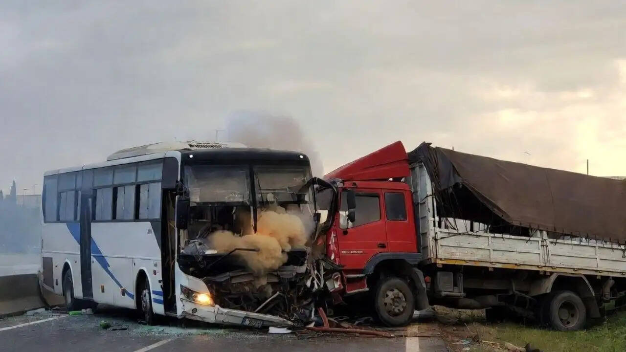 हनुमानगढ़ में बस-ट्रक टक्कर से पांच की मौत, 20 से अधिक घायल