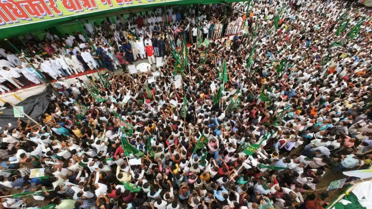 बिहार चुनाव 2025: तेजस्वी यादव के काफिले पर AIMIM कार्यकर्ताओं का हमला