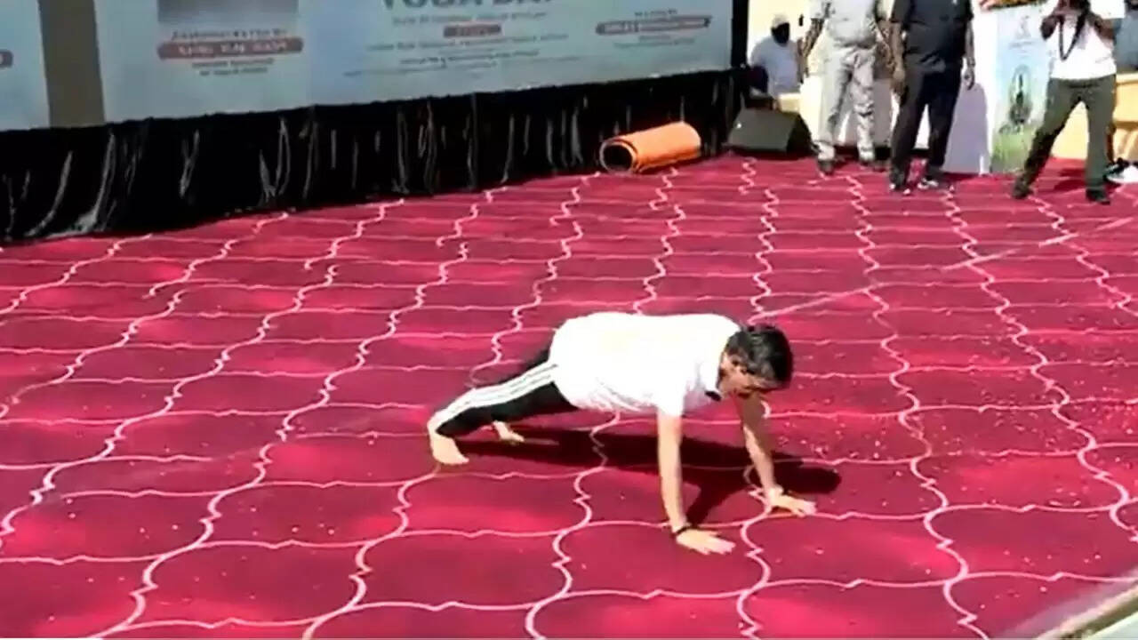 तमिलनाडु के राज्यपाल ने योग दिवस पर 73 वर्ष की उम्र में किए 51 पुश-अप्स