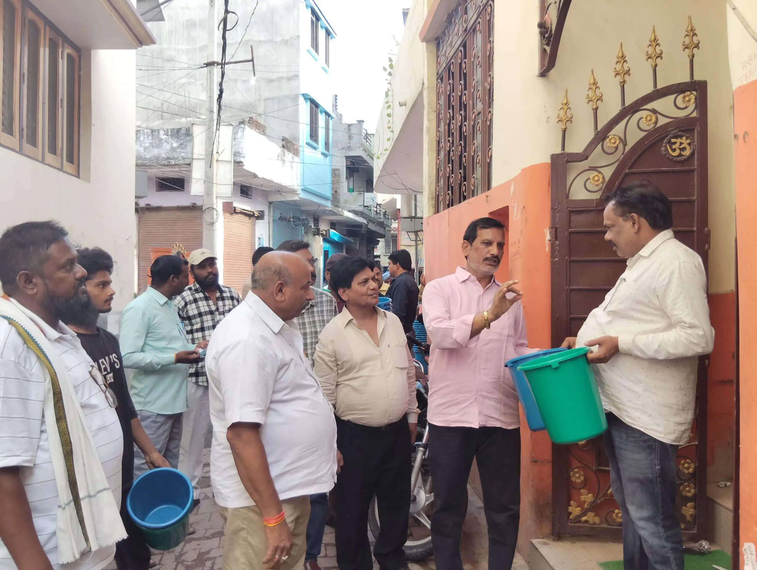 नौतनवा में स्वच्छता अभियान के तहत डस्टबिन वितरण की शुरुआत