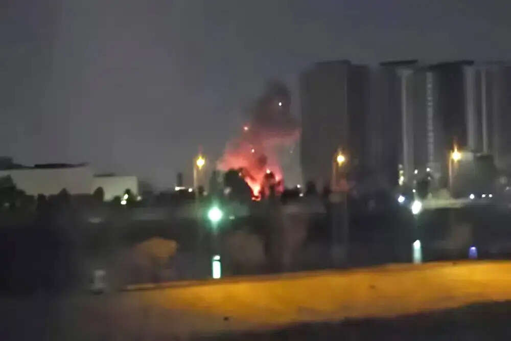 बगदाद में अमेरिकी दूतावास पर ड्रोन हमला, आग लगी