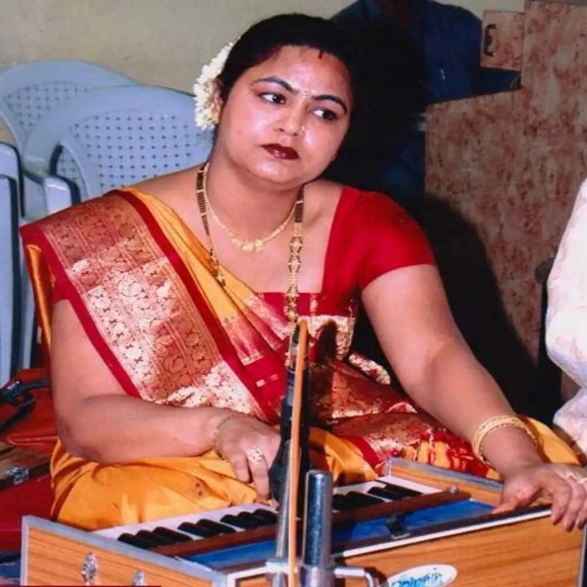 47 वर्षीय महिला ने साड़ी में उठाया 70 किलो वजन, फिटनेस की नई मिसाल