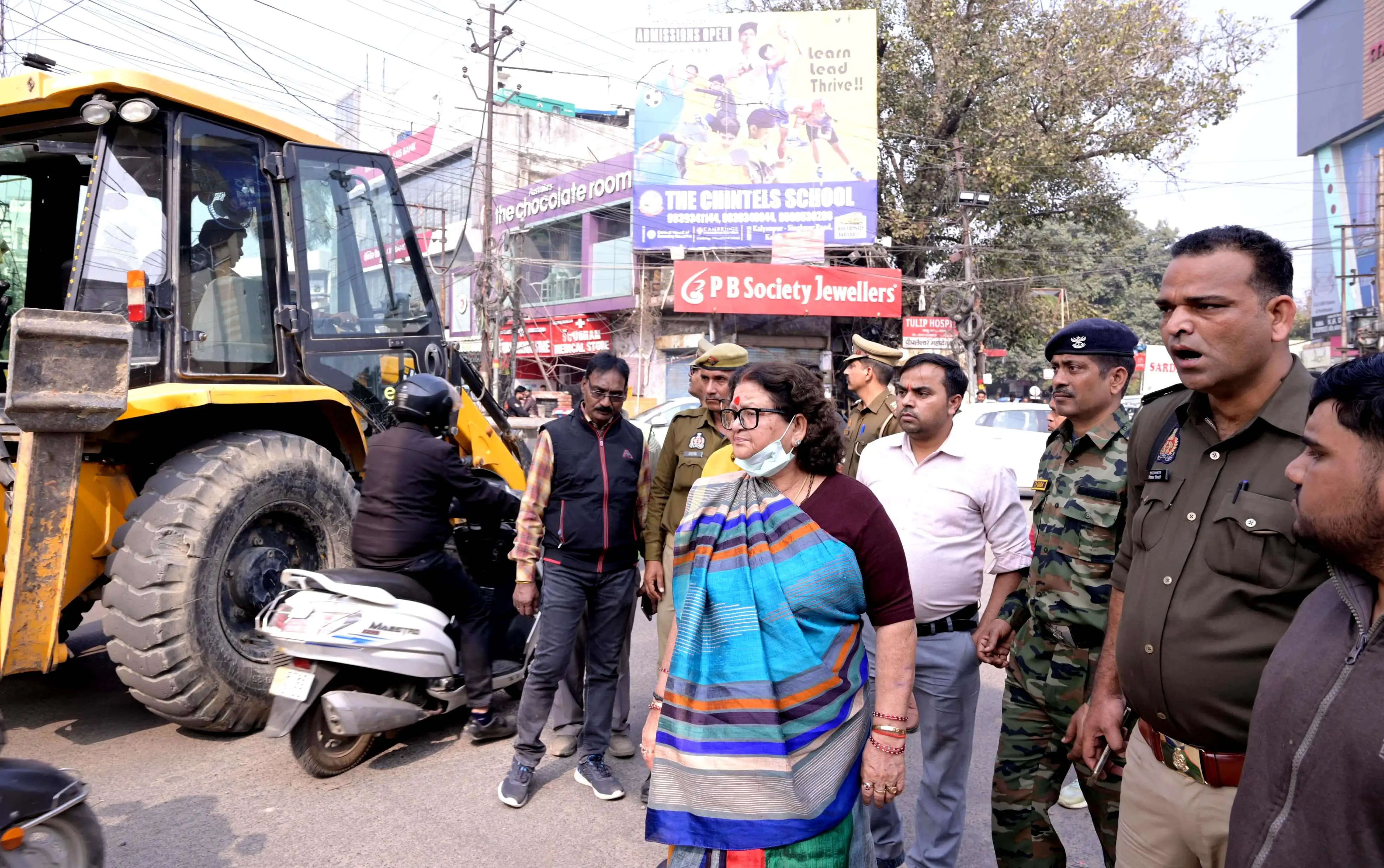 कानपुर में स्वरूप नगर में अवैध अतिक्रमण हटवाती महापौर प्रमिला पांडेय का छाया चित्र