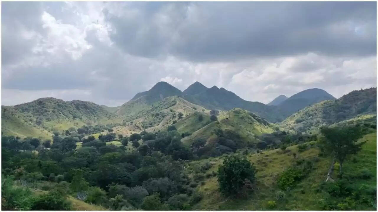 अरावली पर्वतमाला का नया विवाद: क्या दिल्ली-एनसीआर पर मंडरा रहा है खतरा?