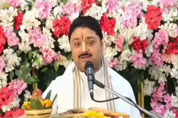 हरिद्वार में अस्थि विसर्जन पर कथाव्यास के विवादास्पद बयान से मचा हंगामा