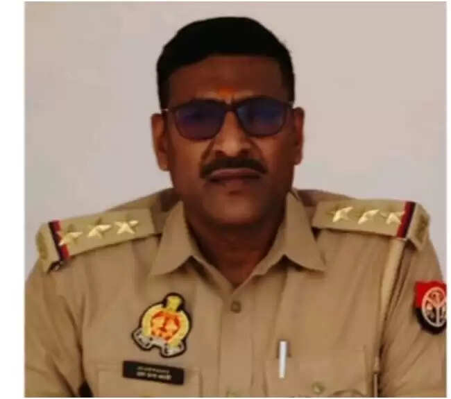 प्रतापगढ़ में निलंबित पुलिस अधिकारी पर 50,000 रुपये का इनाम