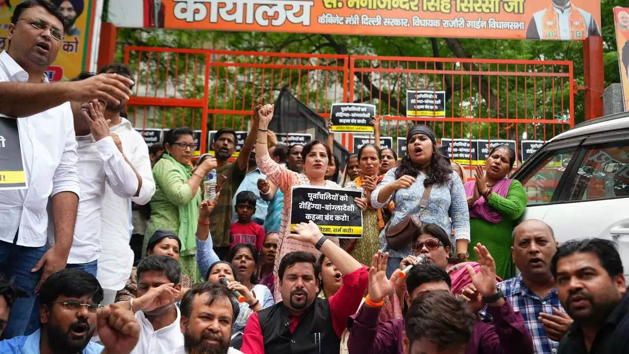 दिल्ली में AAP का प्रदर्शन: सिरसा के बयान पर पूर्वांचलवासियों का आक्रोश