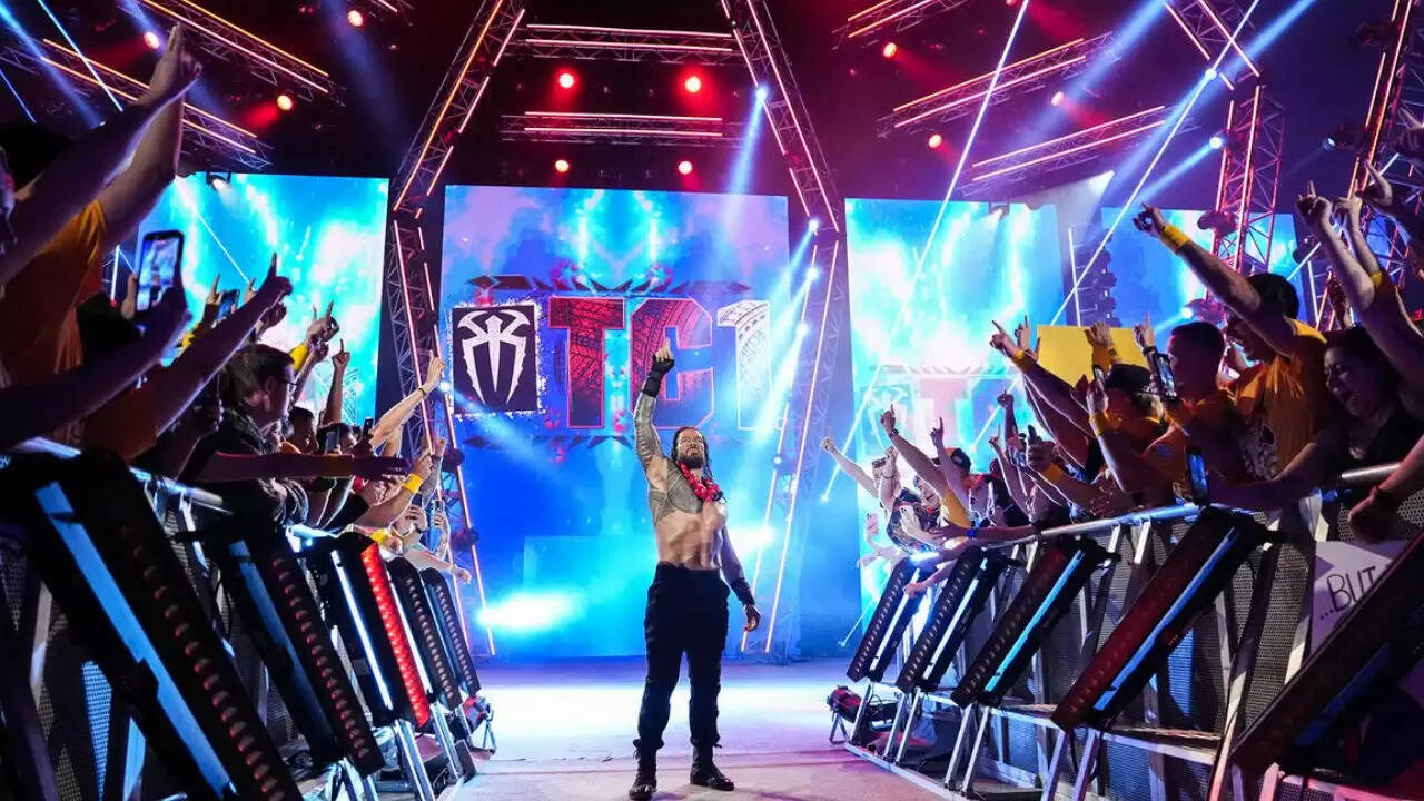 रोमन रेंस ने WWE रिंग में क्रिकेट बैट से मचाई धूम, वीडियो हुआ वायरल