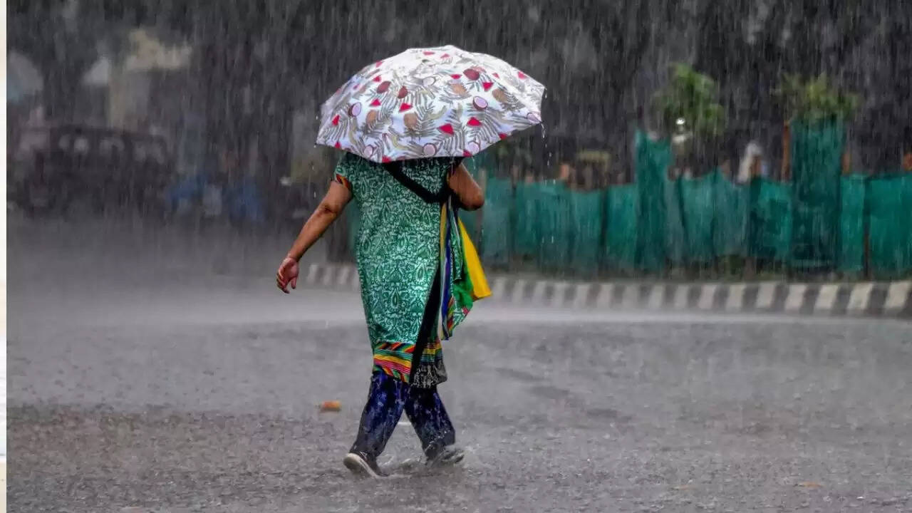 भारत में बारिश का मौसम: उत्तर प्रदेश और दिल्ली में भारी बारिश की चेतावनी