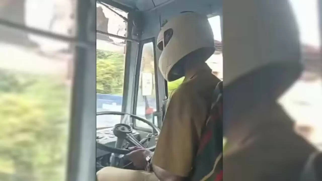केरल में बस चालक ने हड़ताल के दौरान पहना हेलमेट, सुरक्षा को दी प्राथमिकता