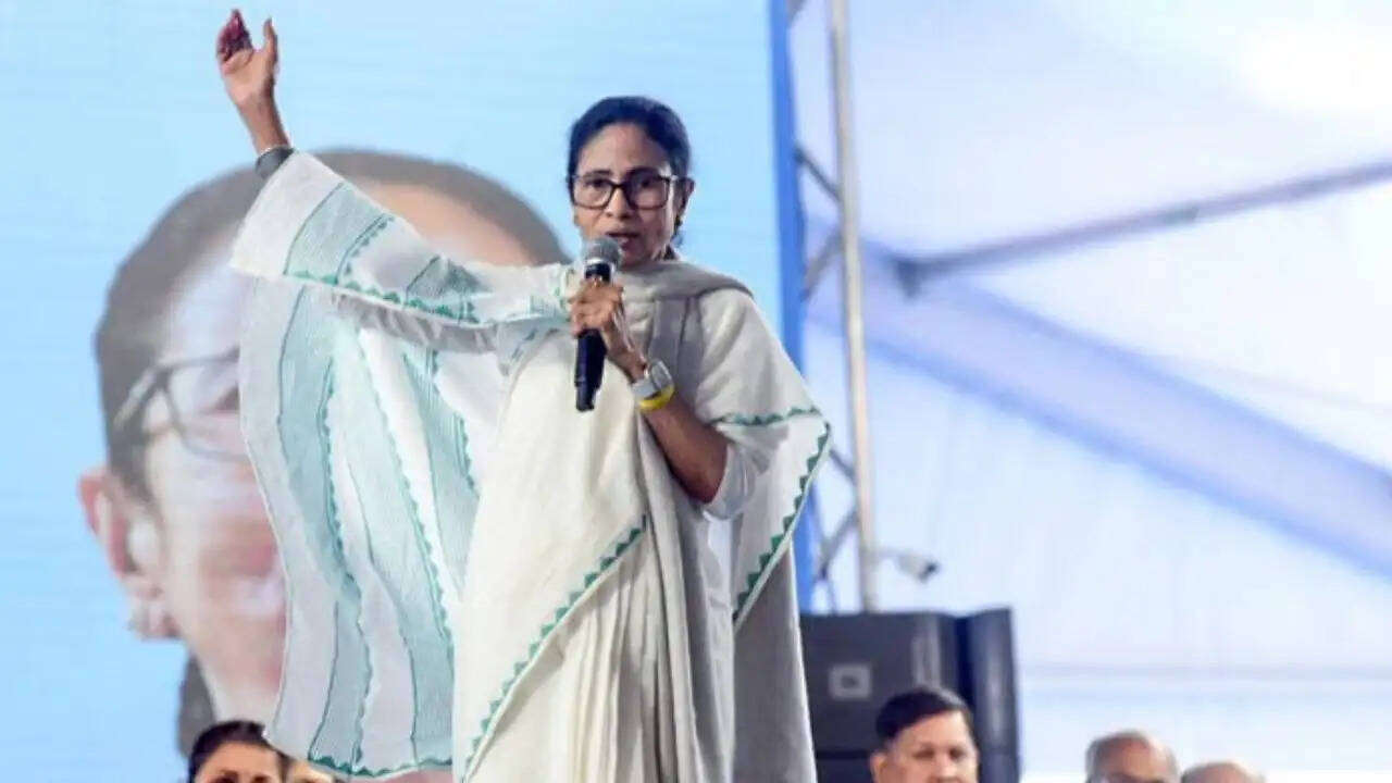 पश्चिम बंगाल में टीएमसी की स्थिति: ममता बनर्जी का धरना और विधायकों की बगावत