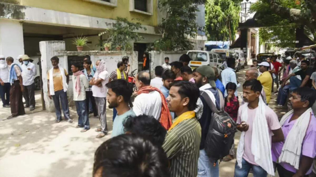 बिहार में रेप पीड़िता की मौत: दो अधिकारियों पर कार्रवाई