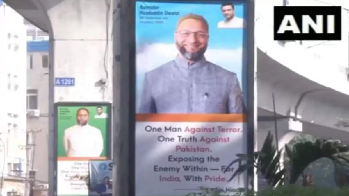 असदुद्दीन ओवैसी की वापसी पर हैदराबाद में लगे पोस्टर, आतंकवाद के खिलाफ उनकी आवाज़