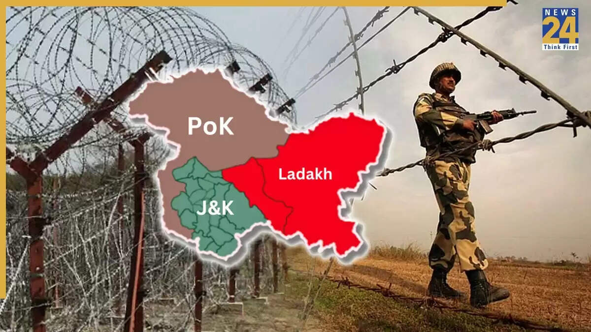 गोलीबारी में दो अधिकारियों की मौत, एक जवान घायल