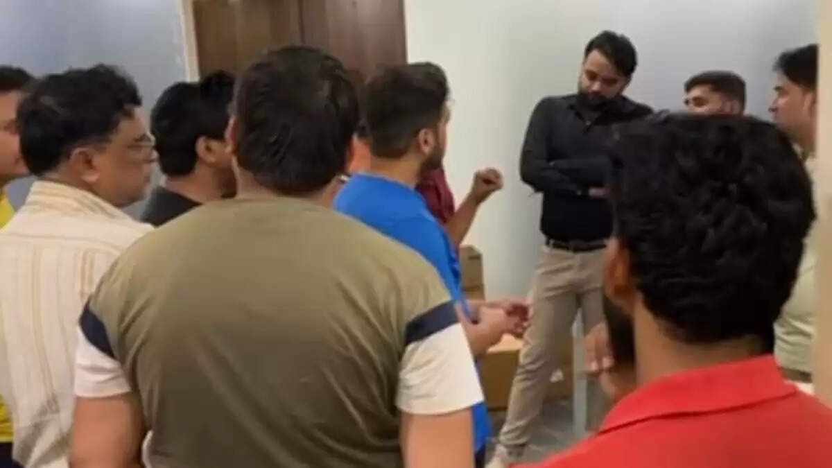ग्रेटर नोएडा वेस्ट में पानी की किल्लत से परेशान 188 परिवारों का हंगामा