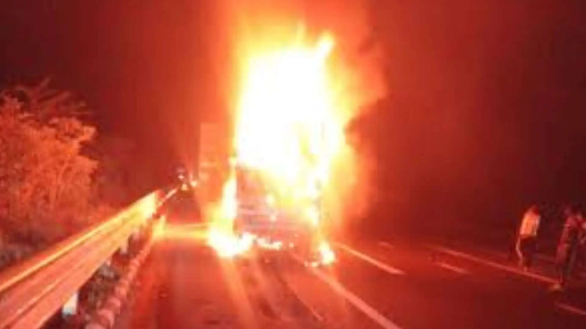 दिल्ली-मुंबई एक्सप्रेस वे पर भयानक कार हादसा, 5 लोगों की मौत