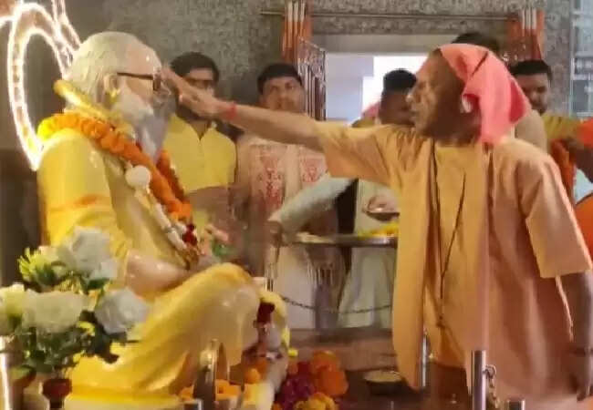 गुरु पूर्णिमा 2025: योगी आदित्यनाथ ने गोरखनाथ मंदिर में विशेष पूजा अर्पित की