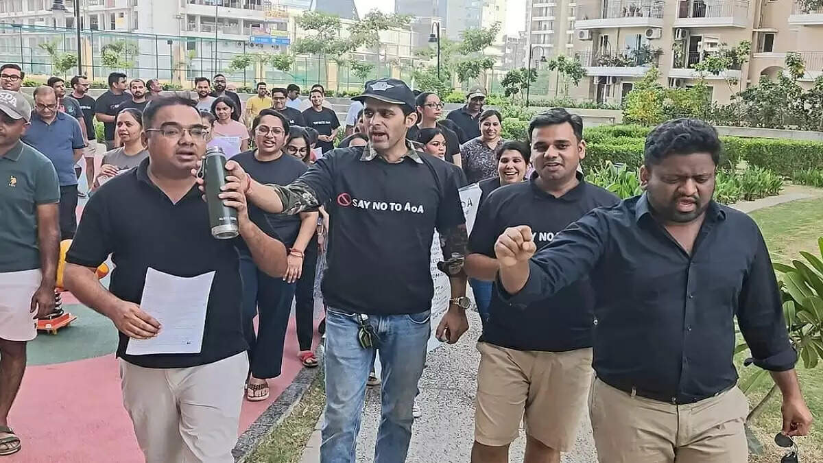 ग्रेटर नोएडा वेस्ट में निवासियों का बिल्डर के खिलाफ प्रदर्शन