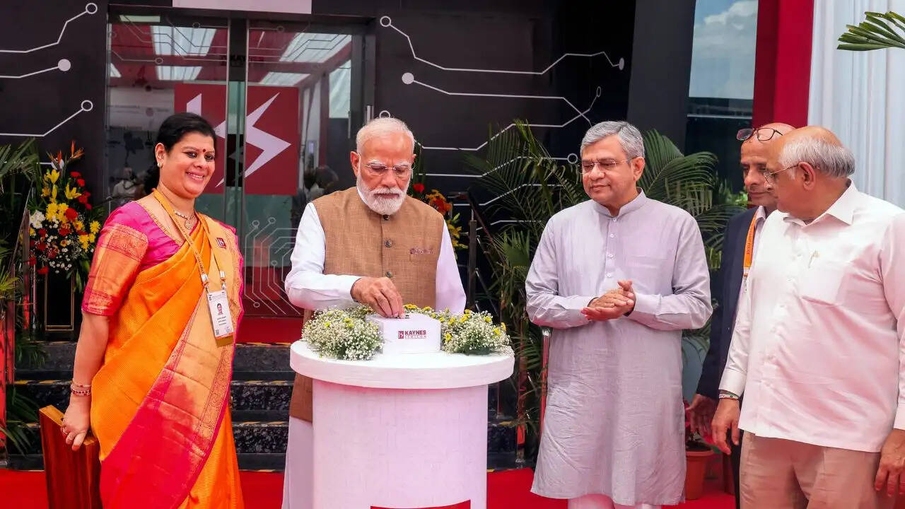 प्रधानमंत्री मोदी ने गुजरात में सेमीकंडक्टर प्लांट का उद्घाटन किया