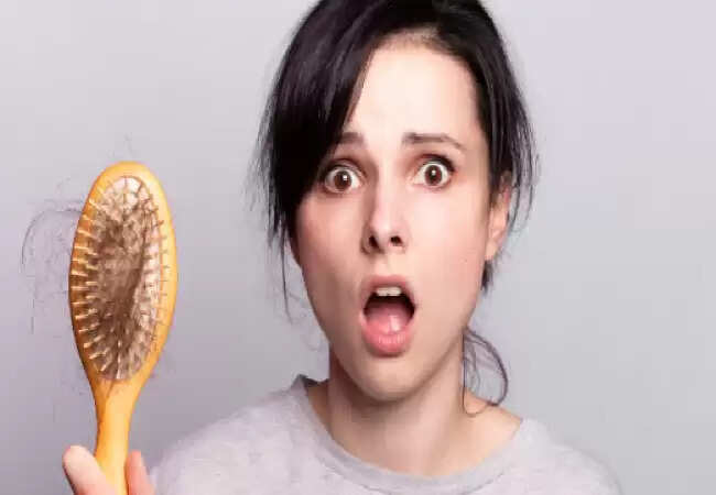 मानसून में बालों की देखभाल: झड़ने से बचाने के उपाय