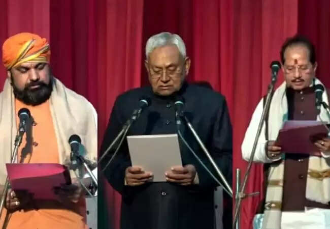 बिहार में नई सरकार का शपथ ग्रहण समारोह: नीतीश कुमार फिर से बने सीएम