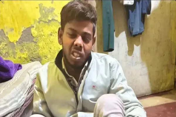 आगरा में पुलिस की बर्बरता: युवक के नाखून खींचने का मामला