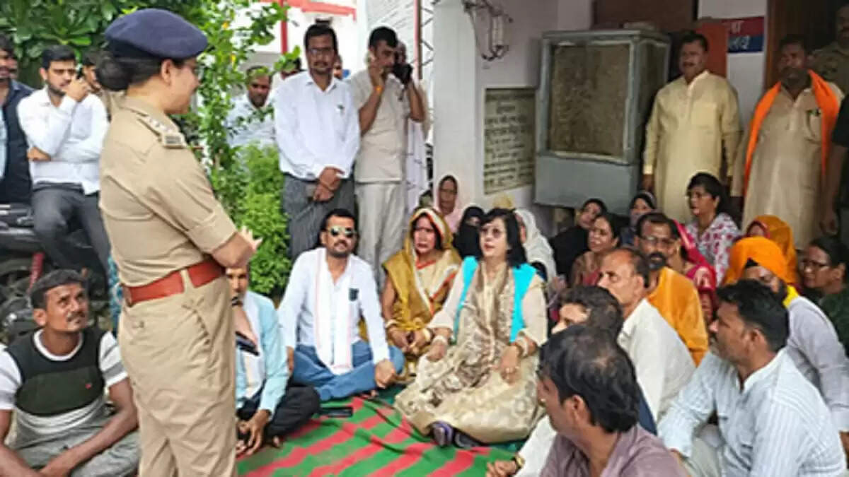 योगी सरकार की मंत्री ने कानपुर पुलिस पर लगाए गंभीर आरोप, थाने के बाहर किया धरना