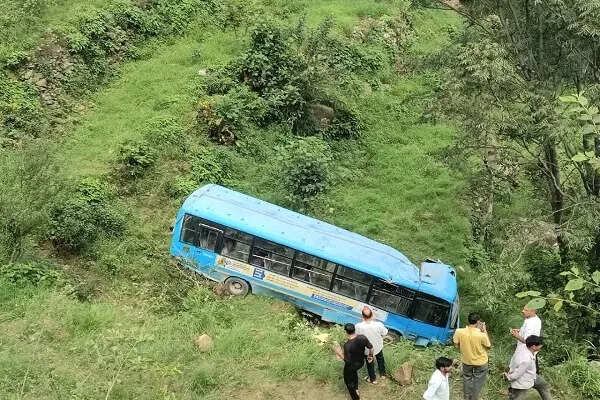 हिमाचल प्रदेश में बस दुर्घटना: 5 की मौत, 8 घायल
