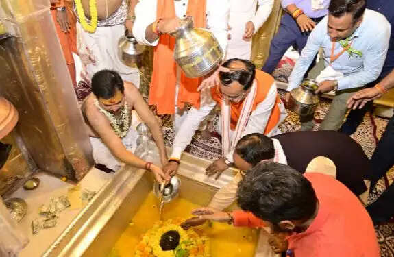 डिप्टी सीएम केशव मौर्य ने वाराणसी में बाबा विश्वनाथ के दर्शन किए