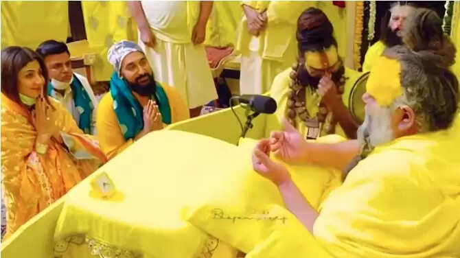 शिल्पा शेट्टी और राज कुंद्रा ने वृंदावन में संत प्रेमानंद महाराज से लिया आशीर्वाद