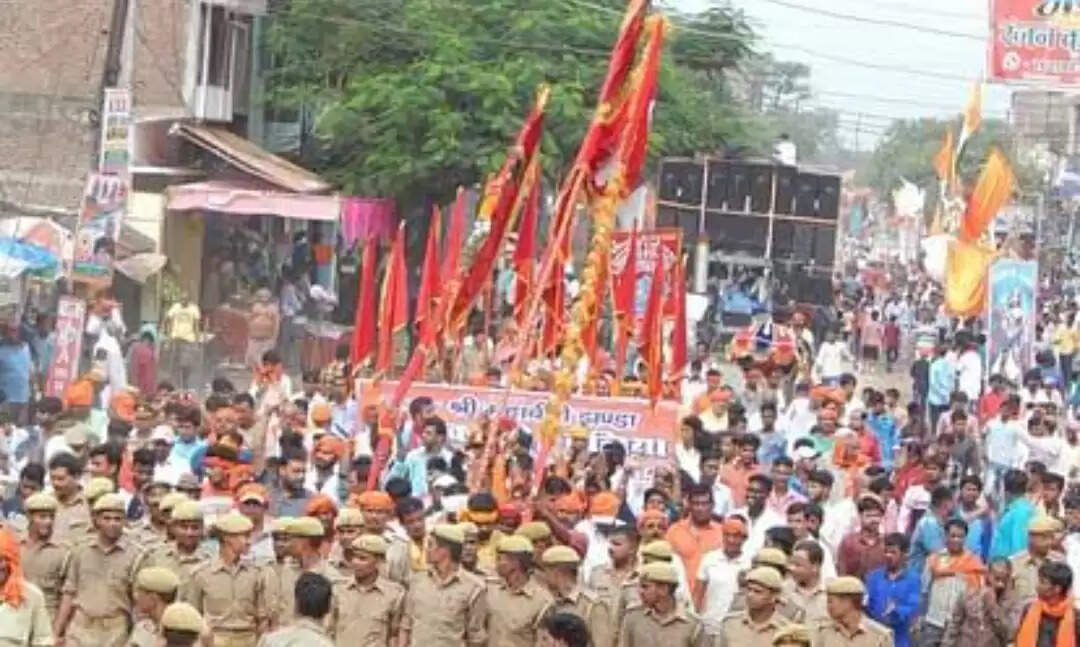 ब्रिटिश हुकूमत के खिलाफ शौर्य का प्रतीक है बलिया का महावीरी झंडा जुलूस