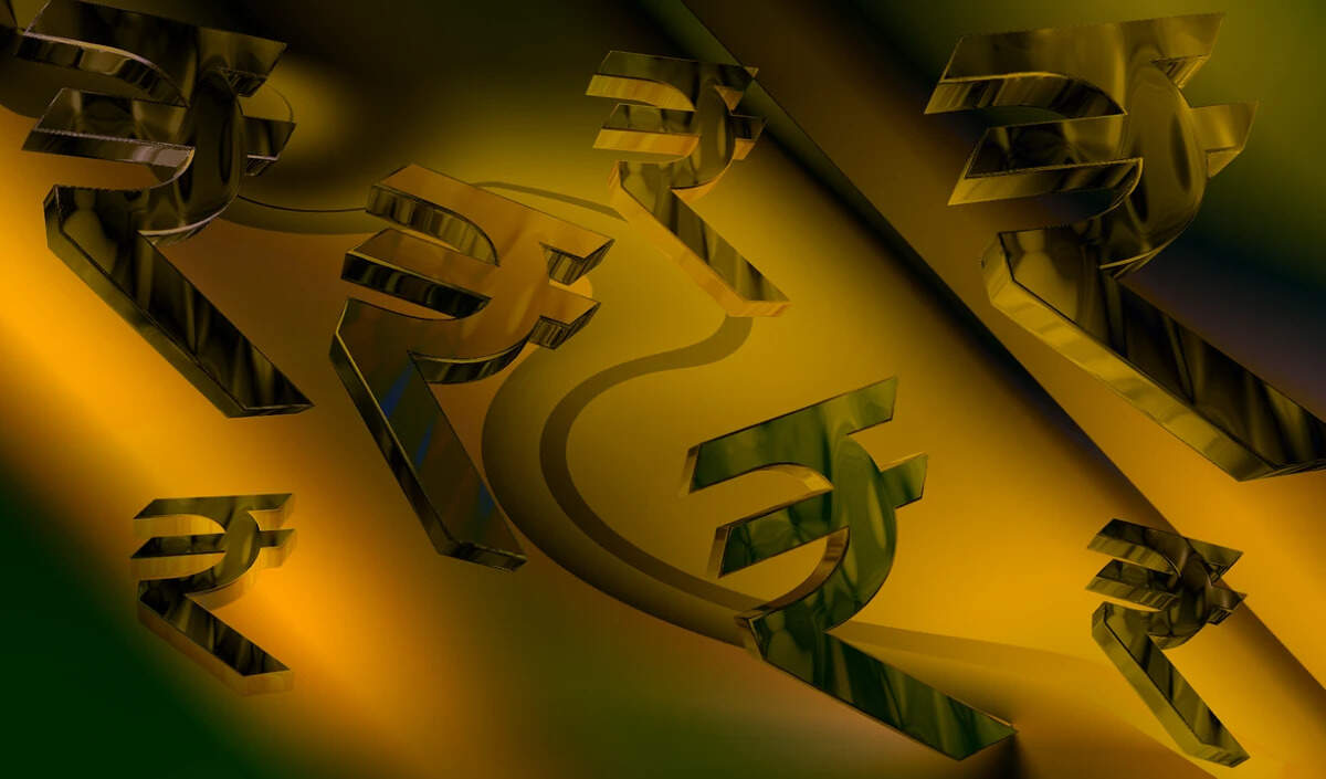 भारतीय रुपया अमेरिकी डॉलर के मुकाबले गिरकर नए निचले स्तर पर पहुंचा