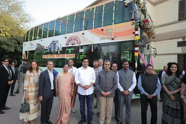 दिल्ली में नई डबल डेकर इलेक्ट्रिक बस सेवा का शुभारंभ