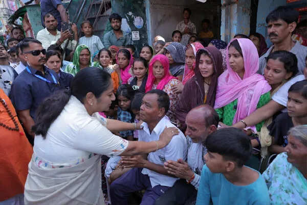 दिल्ली के मुख्यमंत्री ने मुनक नहर हादसे में मृत बच्चों के परिवारों से की मुलाकात