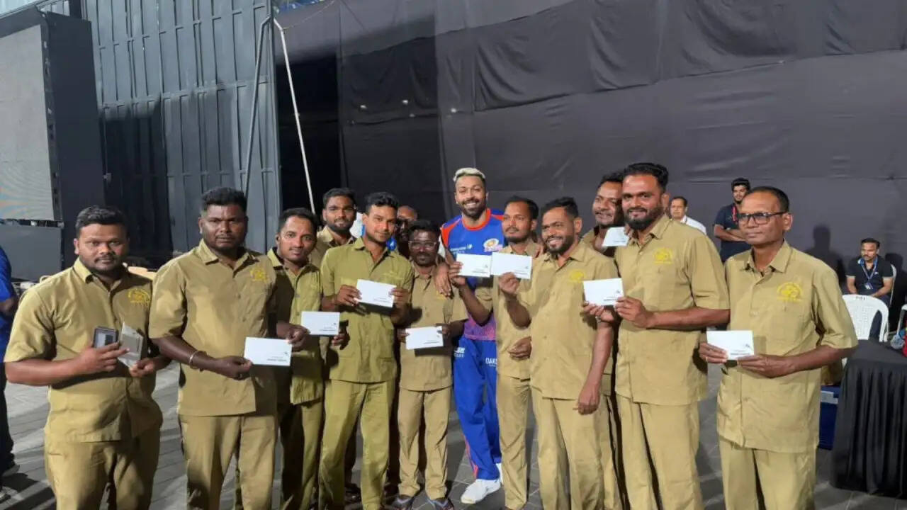 हार्दिक पांड्या का मानवीय जेस्चर: ग्राउंड स्टाफ को दिए 10 लाख के चेक