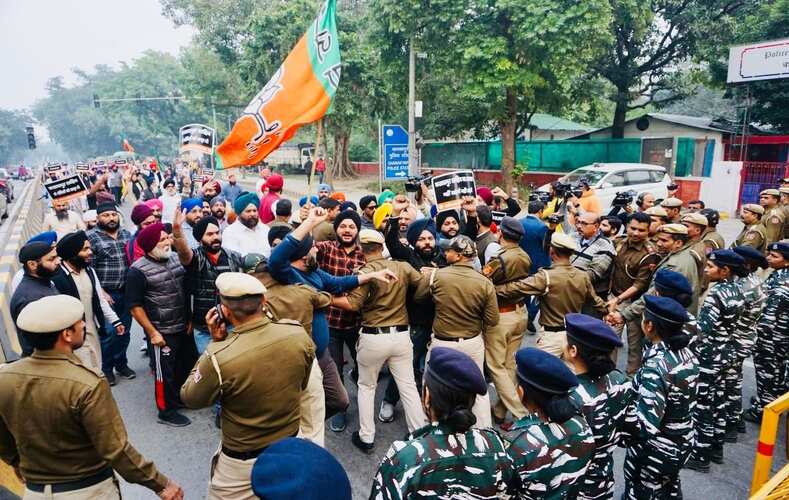 पाकिस्तान में श्री गुरूद्वारा करतारपुर साहिब की बेअदबी के खिलाफ भाजपा ने किया उच्चायोग पर धरना प्रदर्शन